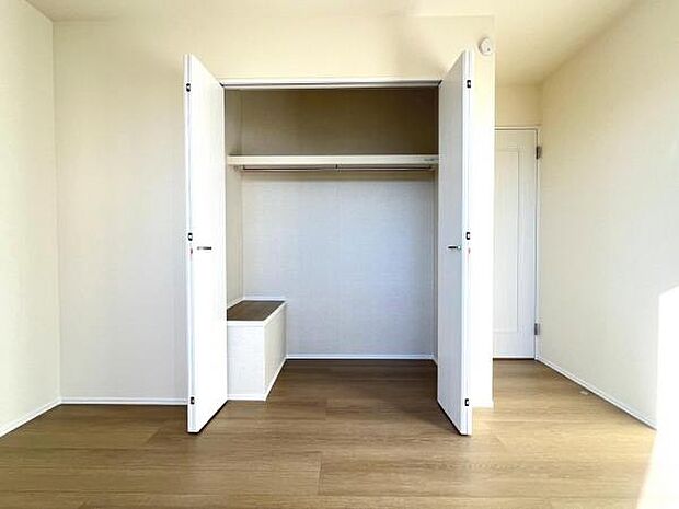 中の物を確認しやすく、取り出しやすい収納スペース。お部屋を広々とお使いいただけます。