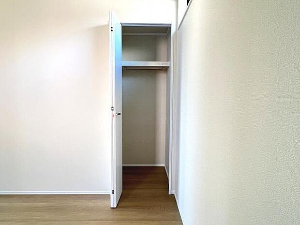 枕棚とハンガーパイプの付いたクローゼットです。