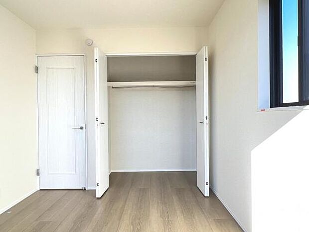 いつでもお部屋をスッキリお使い頂ける収納スペースを設置。