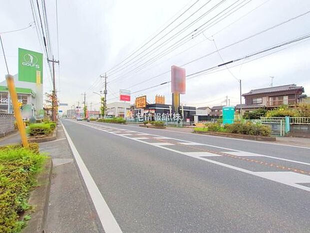 前面道路を含めた現地写真です。