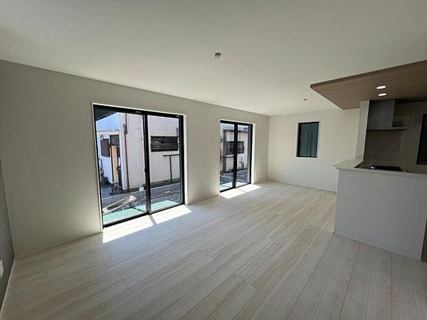 お食事中もキッチンと会話が楽しめるダイニングスペース。