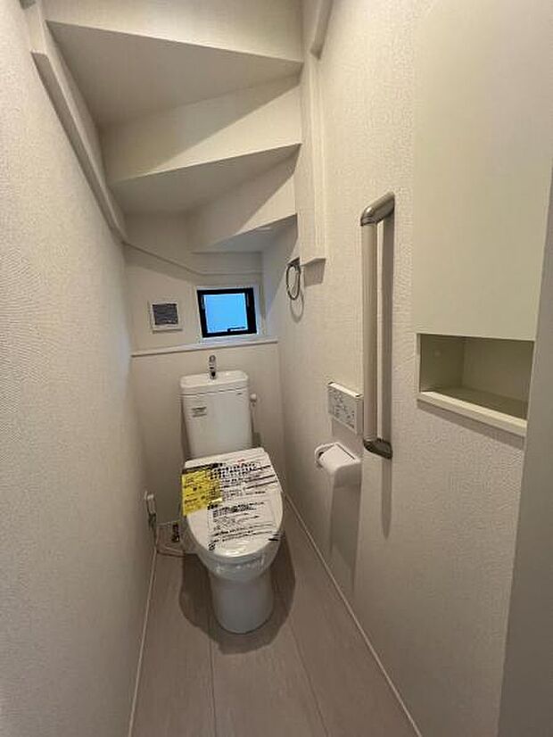 シャワー洗浄機能付のトイレは、清潔感が印象的な空間ですね。