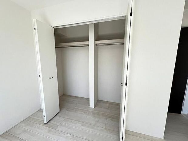 いつでもお部屋をスッキリお使い頂ける収納スペースを設置。