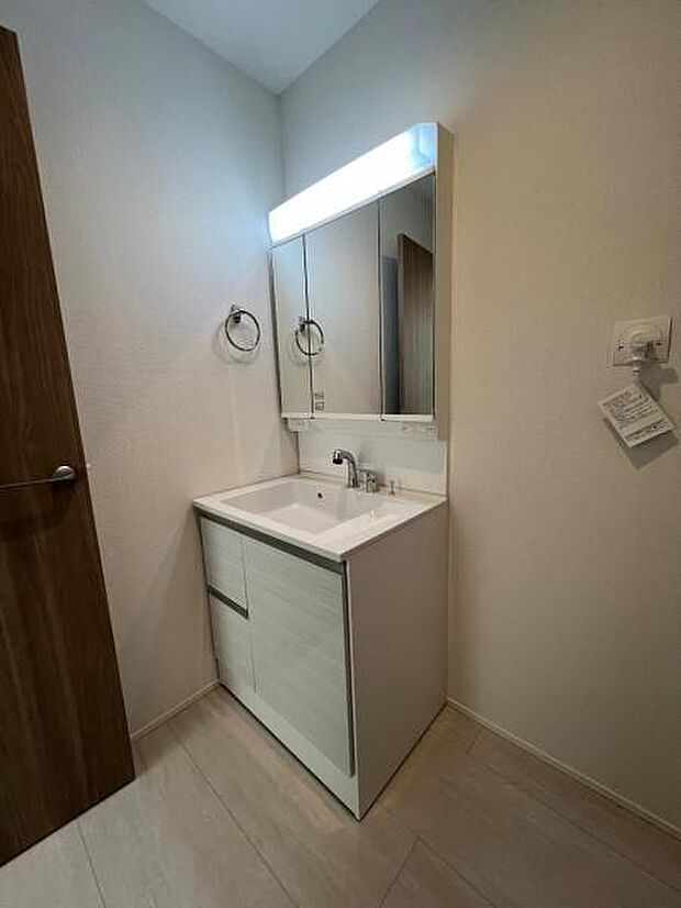 シャワー付き洗面化粧台です。手軽にシャンプーができ、お掃除もしやすいですね。