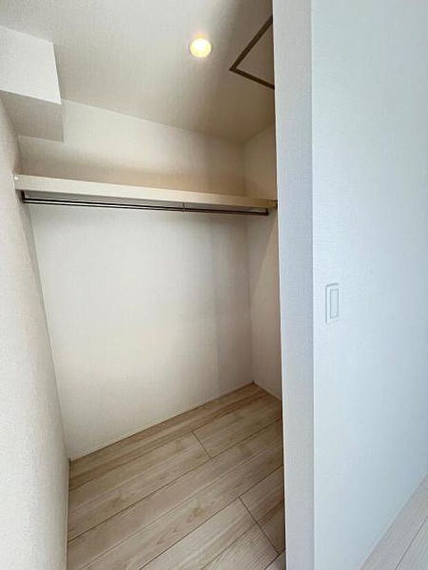 ウォークインクローゼットがあり収納スペースも豊富。季節物もスッキリ片付きそうです。