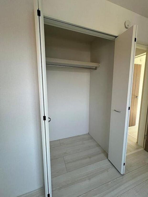 枕棚とハンガーパイプの付いたクローゼットです。