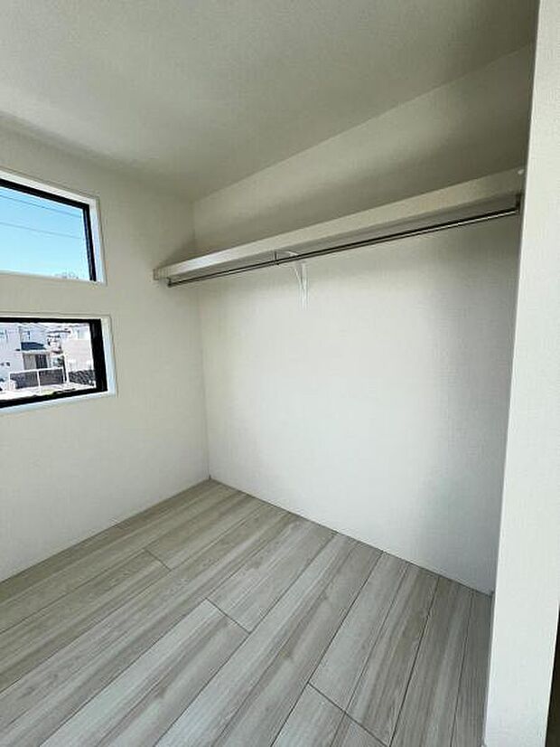 いつでもお部屋をスッキリお使い頂ける収納スペースを設置。