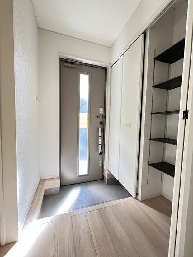 綺麗で明るい玄関でお客様をお迎えいただけます。