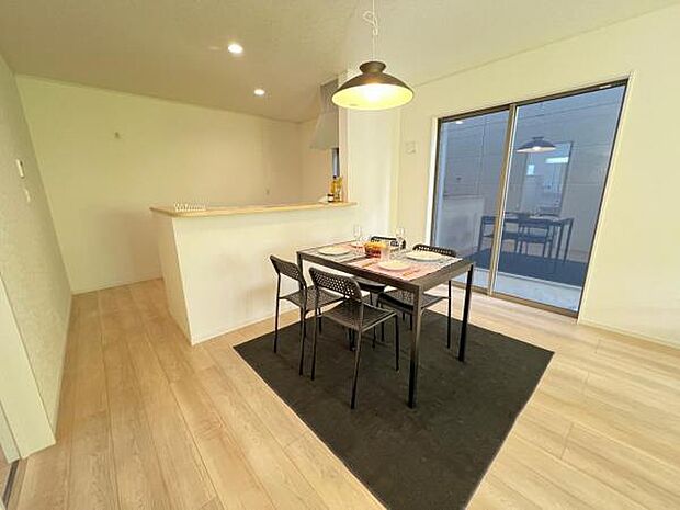 ご家族の温かい時間を演出するダイニングスペースです。