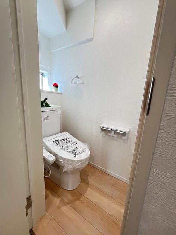 シャワー洗浄機能付のトイレは、清潔感が印象的な空間ですね。