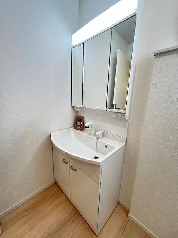 洗面化粧台です。朝の身支度から1日が始まります。