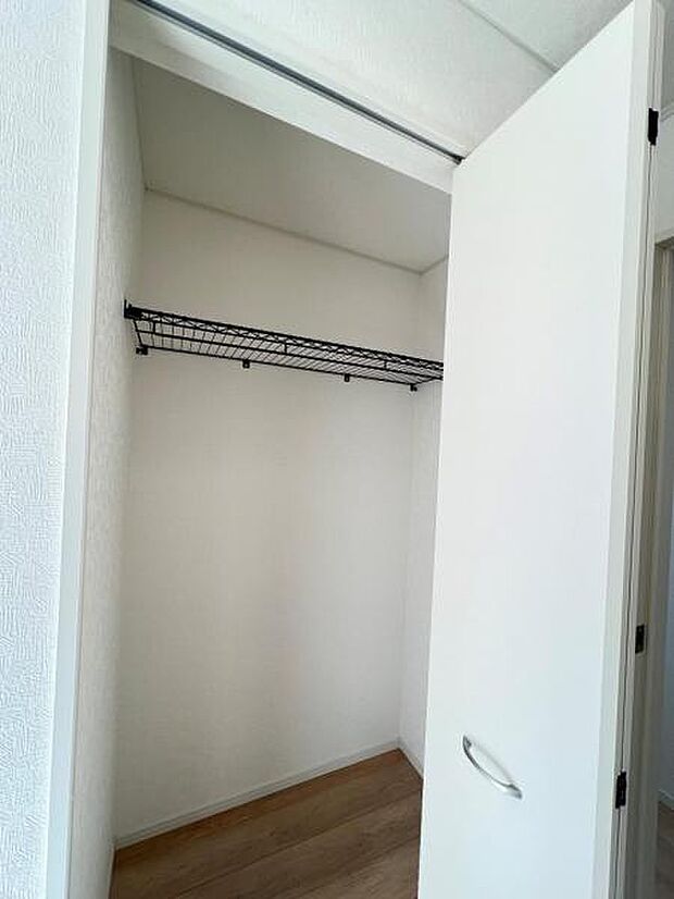 ウォークインクローゼットがあり収納スペースも豊富。季節物もスッキリ片付きそうです。