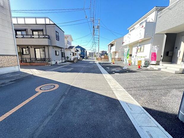 前面道路を含めた現地写真です。
