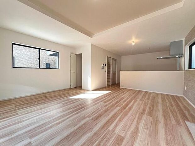 お食事中もキッチンと会話が楽しめるダイニングスペース。