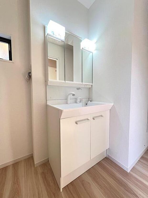 洗面化粧台です。朝の身支度から1日が始まります。