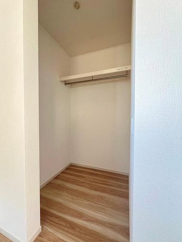 ウォークインクローゼットがあり収納スペースも豊富。季節物もスッキリ片付きそうです。