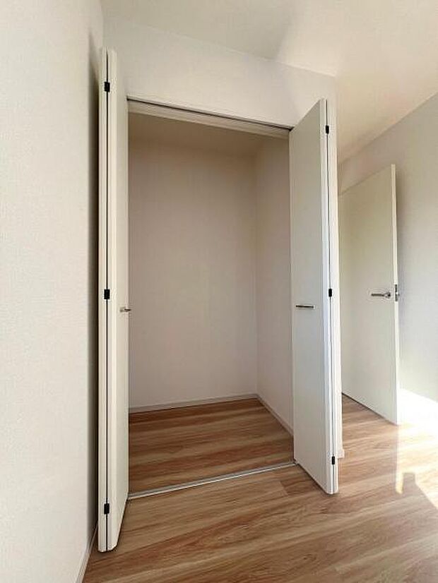 いつでもお部屋をスッキリお使い頂ける収納スペースを設置。