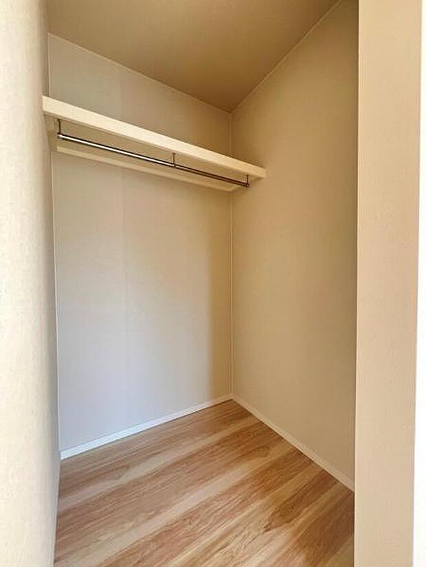 ウォークインクローゼットがあり収納スペースも豊富。季節物もスッキリ片付きそうです。
