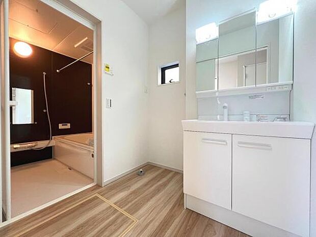 独立洗面台の横にはランドリースペースがございます。