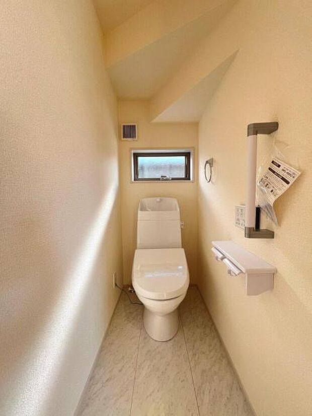 シャワー洗浄機能付のトイレは、清潔感が印象的な空間ですね。