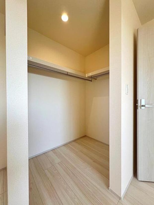ウォークインクローゼットがあり収納スペースも豊富。季節物もスッキリ片付きそうです。