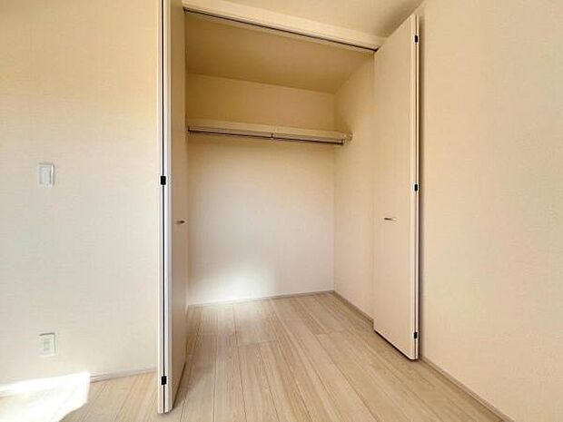 いつでもお部屋をスッキリお使い頂ける収納スペースを設置。