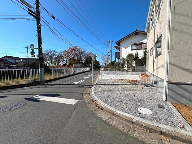 前面道路を含めた現地写真です。ぜひ周辺環境も併せてご覧ください。