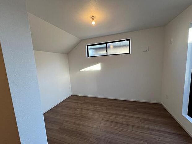 収納が備わっており、子供部屋や在宅ワークスペース等にもおすすめです。