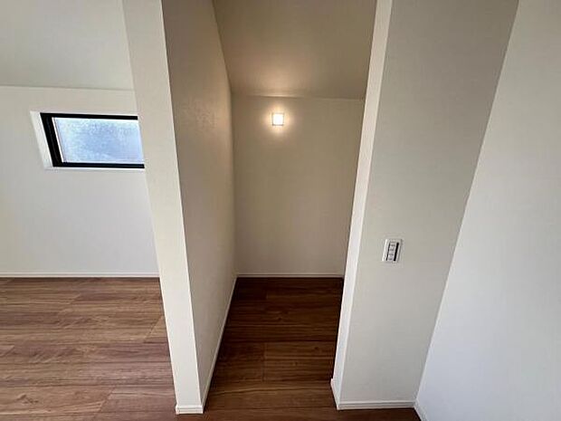 ウォークインクローゼットがあり収納スペースも豊富。季節物もスッキリ片付きそうです。