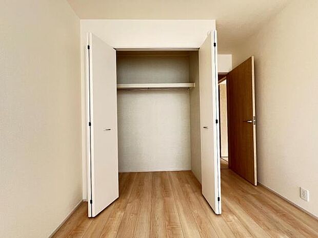 いつでもお部屋をスッキリお使い頂ける収納スペースを設置。