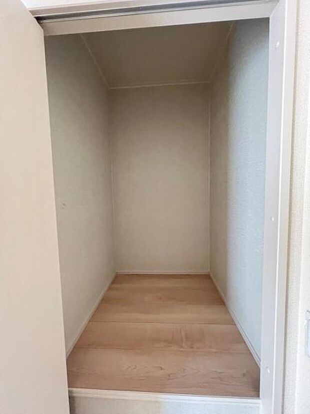 階段脇の収納があって便利です。