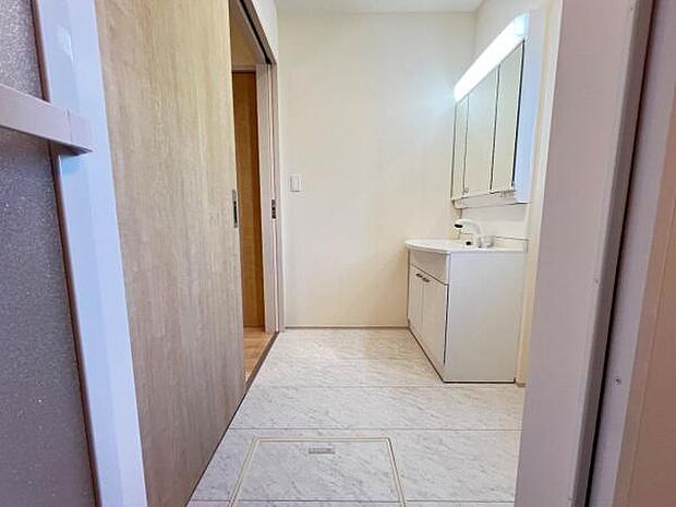 脱衣所は小さなお子様がいるご家庭にも重宝されます。