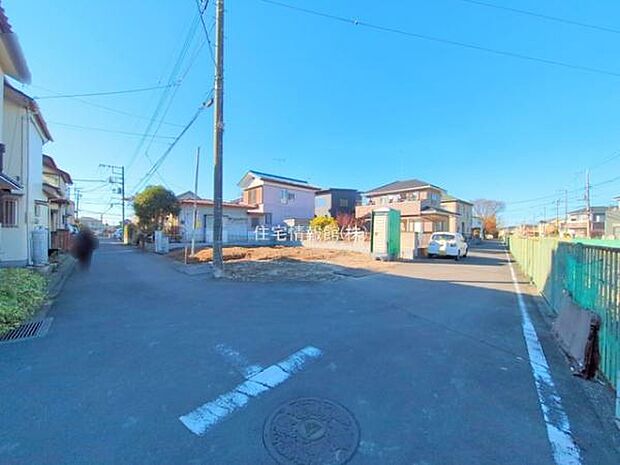 前面道路を含めた現地写真です。