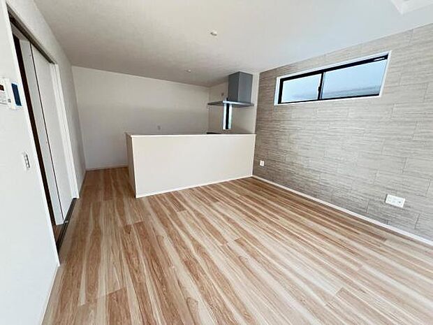 お食事中もキッチンと会話が楽しめるダイニングスペース。