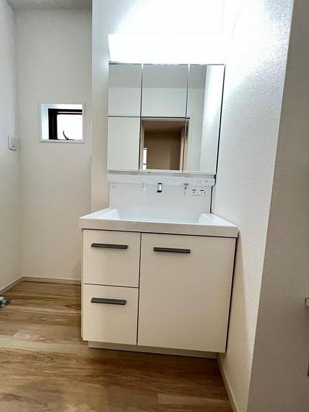 洗面化粧台です。朝の身支度から1日が始まります。