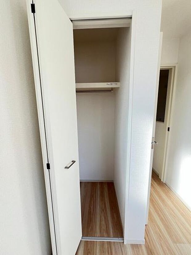 いつでもお部屋をスッキリお使い頂ける収納スペースを設置。