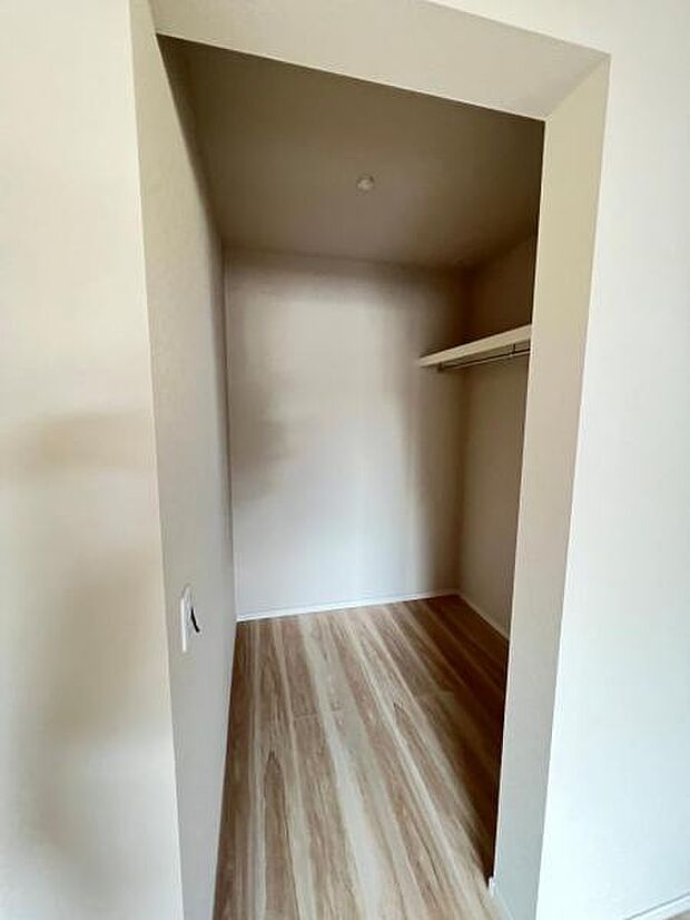 ウォークインクローゼットは、ハンガーパイプや枕棚が備わっており、お洋服等すっきりと収納いただけます。