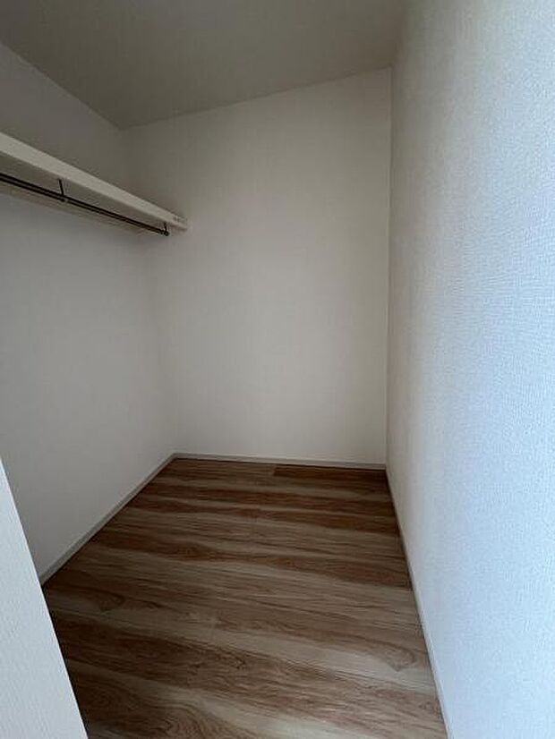 ウォークインクローゼットがあり収納スペースも豊富。季節物もスッキリ片付きそうです。