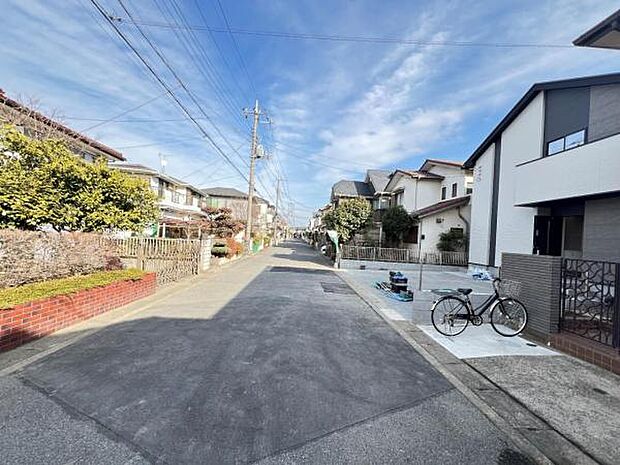 前面道路を含めた現地写真です。