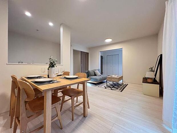 お食事中もキッチンと会話が楽しめるダイニングスペース。