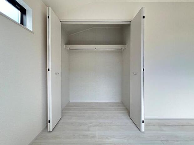 中の物を確認しやすく、取り出しやすい収納スペース。お部屋を広々とお使いいただけます。