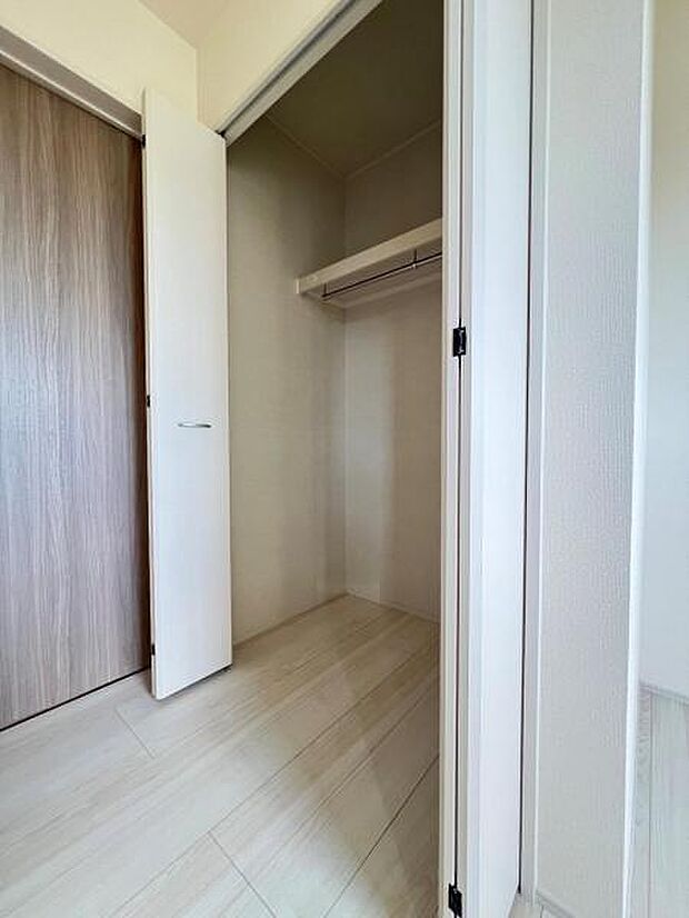 枕棚とハンガーパイプの付いたクローゼットです。