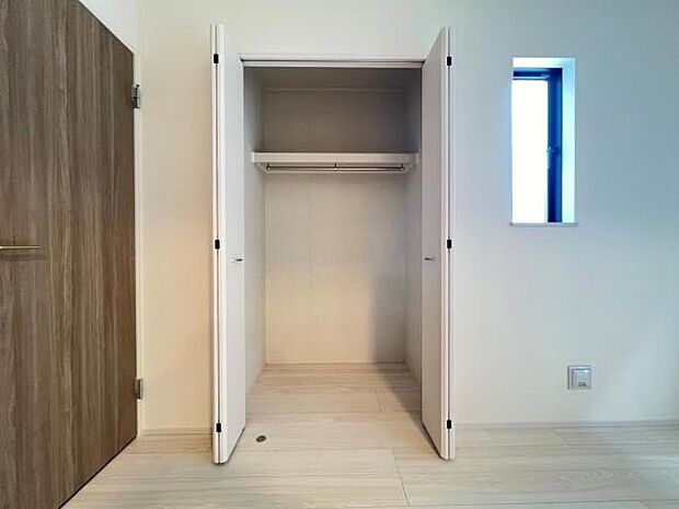 いつでもお部屋をスッキリお使い頂ける収納スペースを設置。