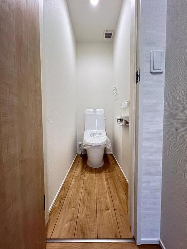 シャワー洗浄機能付のトイレは、清潔感が印象的な空間ですね。