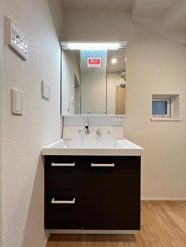 洗面化粧台です。朝の身支度から1日が始まります。