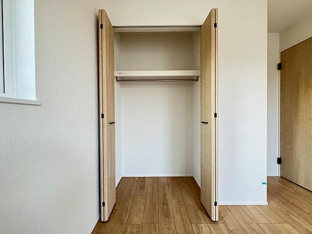 枕棚とハンガーパイプの付いたクローゼットです。