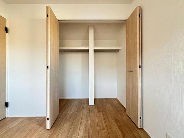 いつでもお部屋をスッキリお使い頂ける収納スペースを設置。