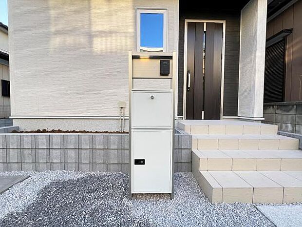 TVドアホンとポストが付いた宅配ボックス付きの門柱です。