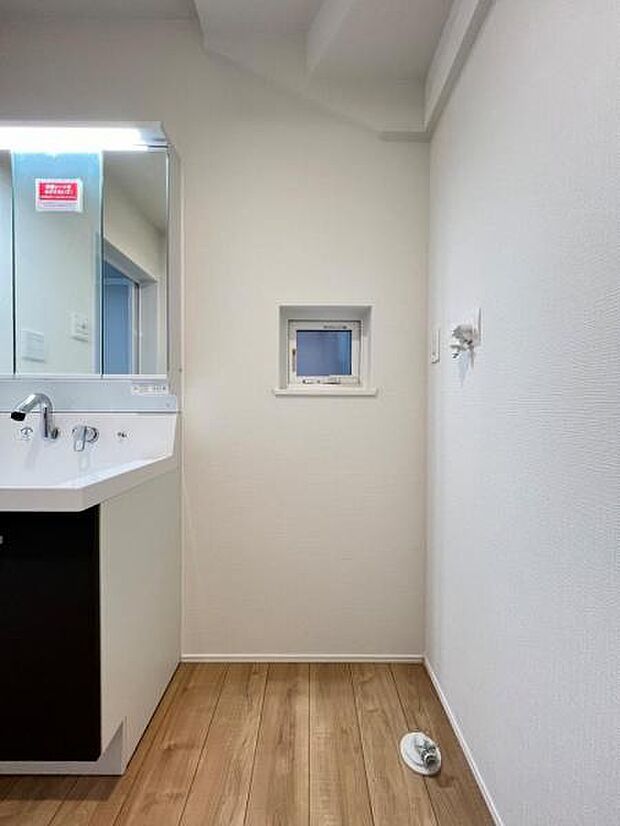 独立洗面台の横にはランドリースペースがございます。