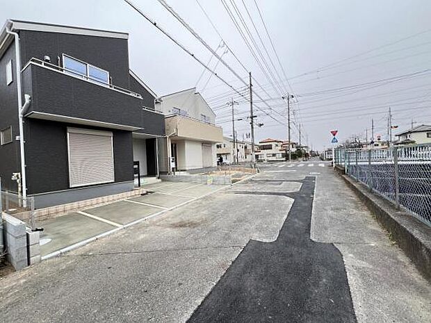 前面道路を含めた現地写真です。